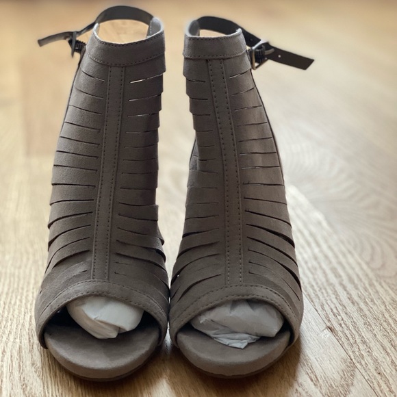 Cute and casual Faux suede sandal chunky 4inch heel. No tags but never worn. - Picture 4 of 4